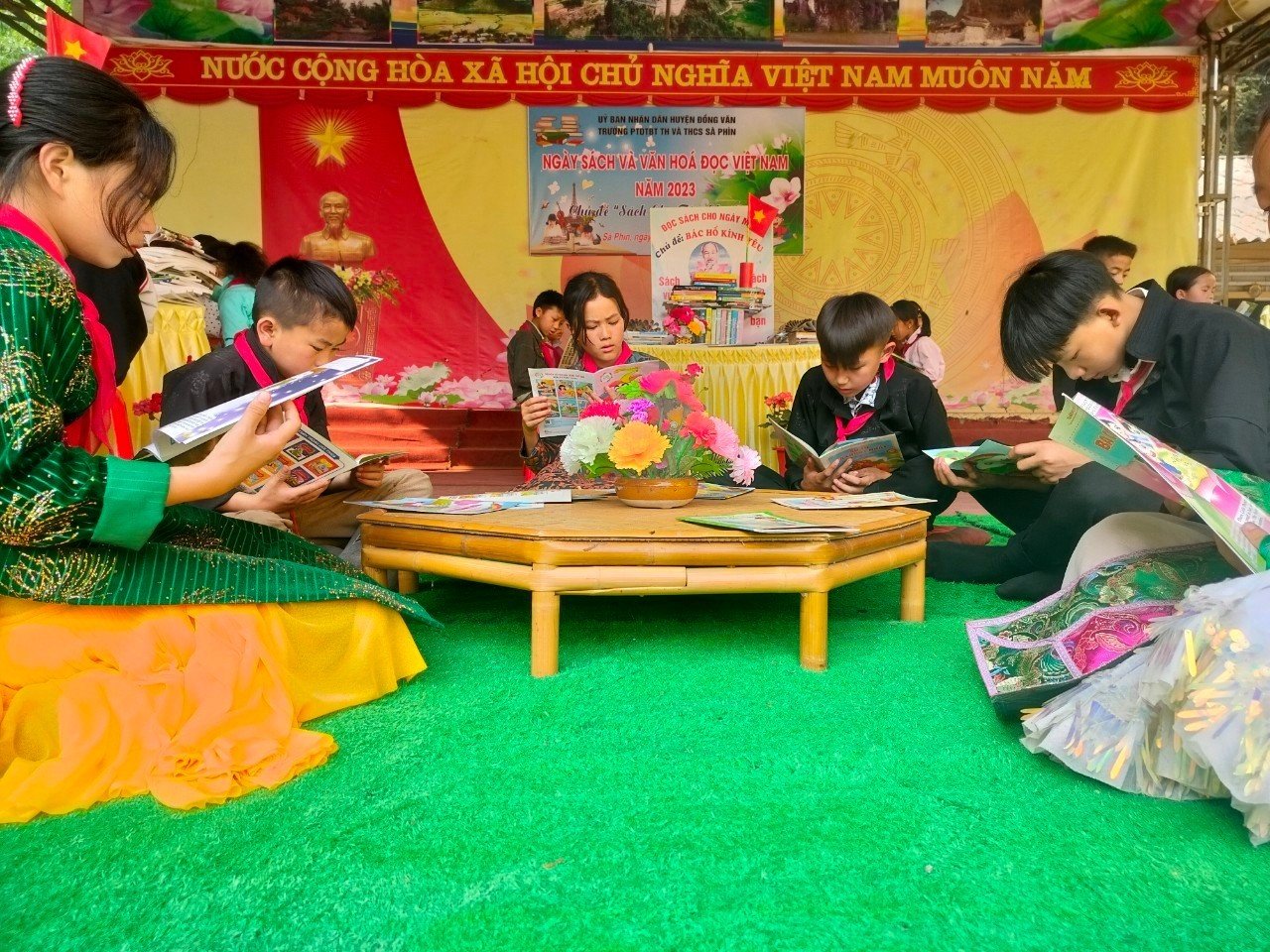 Trường PTDTBT TH & THCS Sà Phìn tổ chức Ngày sách và văn hóa đọc Việt Namnăm 2023